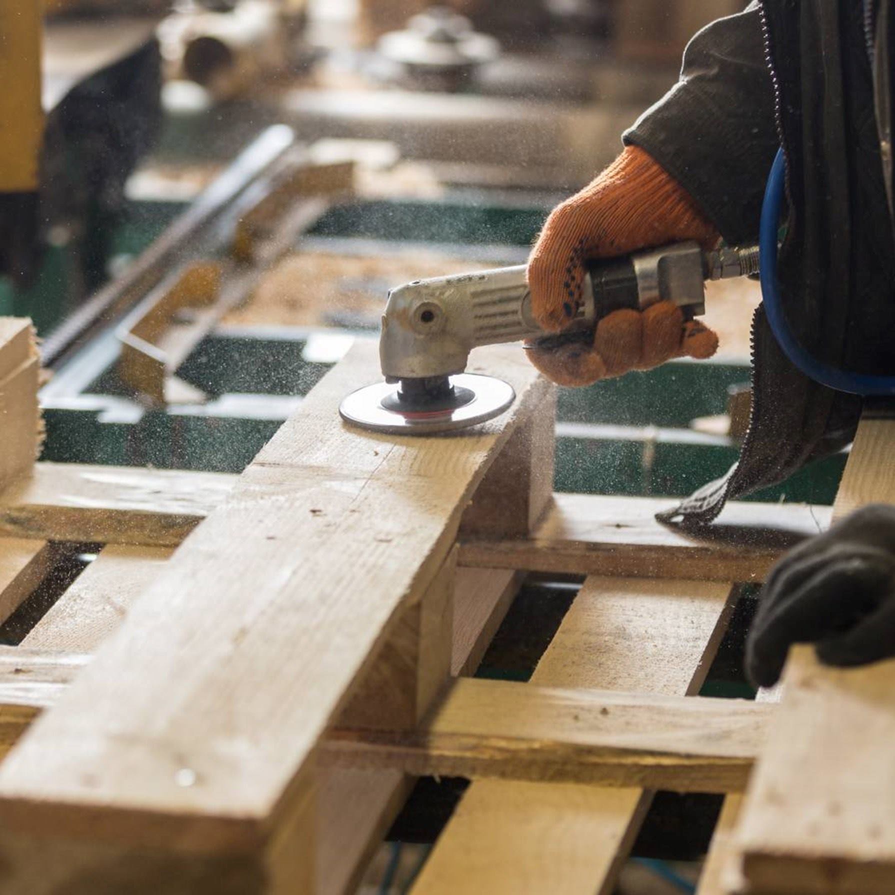 Recuperación de madera en estibas